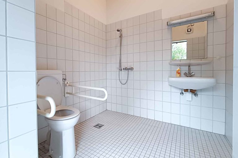 L'espace sanitaire dispose également de WC adaptés aux personnes handicapées avec douche