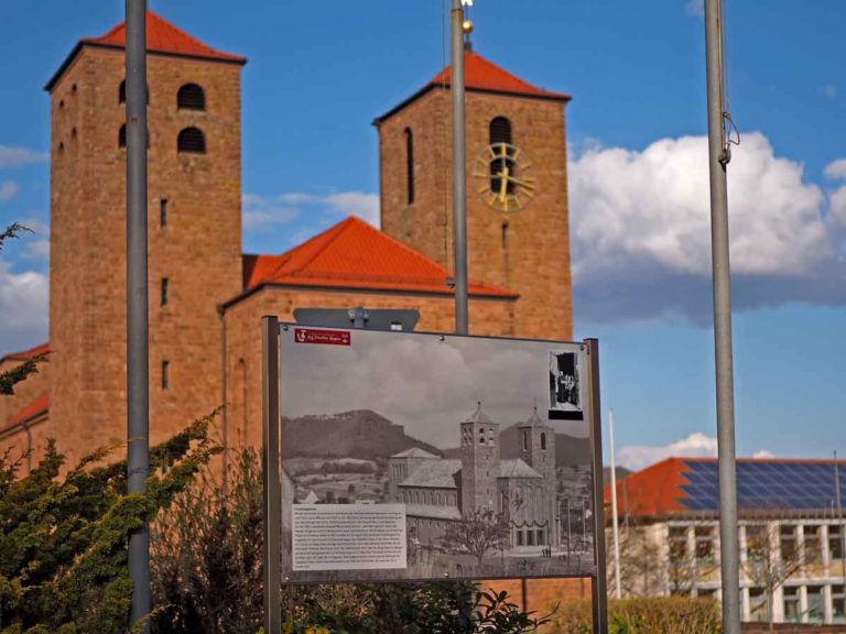 Panneau d'information à l'église du Christ-Roi sur le sentier thématique "Auf Schusters Rappen""